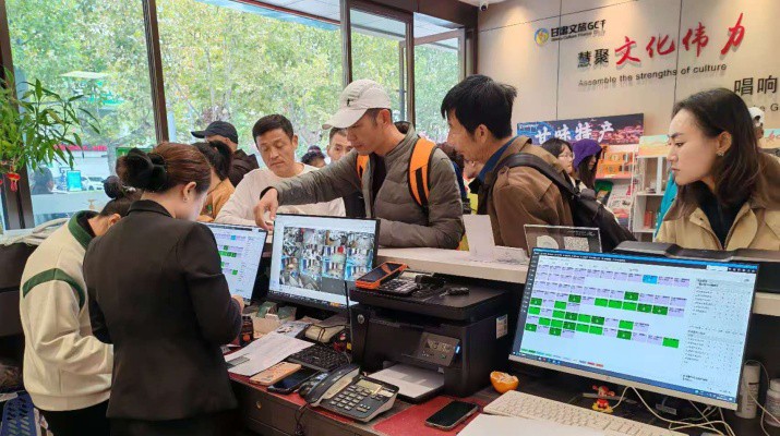 2026年元旦假期，甘肅文旅集團(tuán)旗下各景區(qū)、酒店及旅行社喜迎客流高峰，游客接待量與經(jīng)營(yíng)收入實(shí)現(xiàn)“雙增長(zhǎng)”，迎來(lái)“開(kāi)門(mén)紅”。渭河源景區(qū)張掖平山湖大峽谷集團(tuán)旗下景區(qū)表現(xiàn)尤為亮眼。平山湖大峽谷景區(qū)憑借元旦期