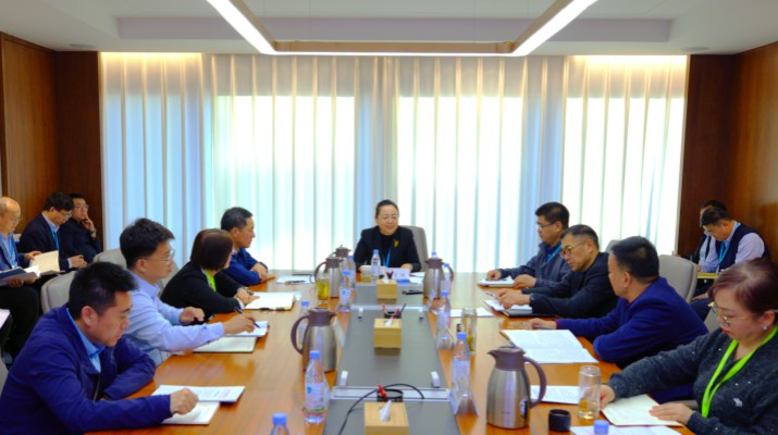 1月8日-14日，甘肅文旅集團(tuán)組織召開(kāi)經(jīng)理層成員系列專(zhuān)題會(huì)，深度研判當(dāng)前面臨的機(jī)遇與挑戰(zhàn)，系統(tǒng)謀劃2026年生產(chǎn)經(jīng)營(yíng)工作思路和舉措。會(huì)議以每個(gè)子公司為專(zhuān)題分別召開(kāi)，先后進(jìn)行了7場(chǎng)。會(huì)上，集團(tuán)相關(guān)職能部